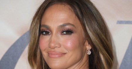 Bien de volantes y metros y metros de velo: el tercer (y último) vestido de novia de Jennifer Lopez | El HuffPost Life