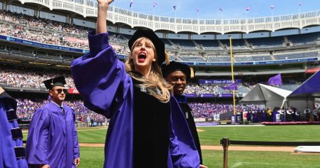 
    Taylor Swift receives honorary degree from NYU and gives commencement address at 2022 ceremony - CBS News