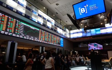 Ibovespa fecha em queda em dia de decisões sobre juros | Economia | G1