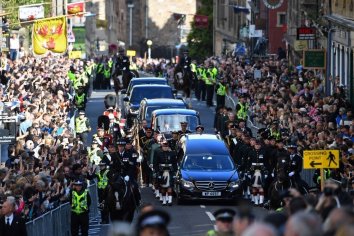 Escoceses vão às ruas em vigília diante de caixão de Elizabeth 2ª - Fotos - R7 Internacional