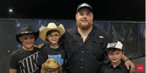 'Hard work pays off': 2 young fans chop wood to earn money for tickets to Luke Combs concert — and Combs pauses the performance to thank and reimburse them - TheBlaze