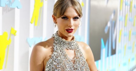 Taylor Swift's Crystal Oscar de la Renta Dress at 2022 VMAs | POPSUGAR Fashion