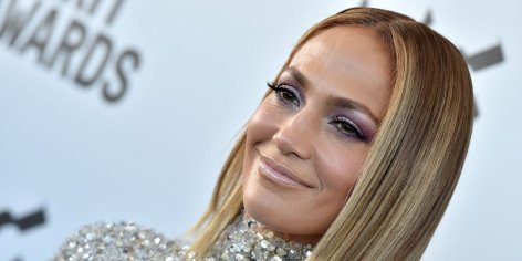 Jennifer Lopez just got the most '90s bombshell hairstyle and we're obsessed