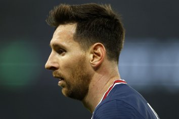 Soccer: Lionel Messi injures knee bone; status in doubt for Champions League - UPI.com