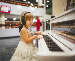 10 Easy Piano Songs for Kids & Beginners