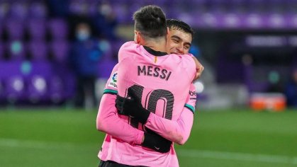 Messi-Pedri: un abrazo de mil palabras