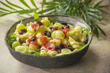 Receta de ensalada con pasta, uvas y vinagreta de frambuesa - Comedera - Recetas, tips y consejos para comer mejor.