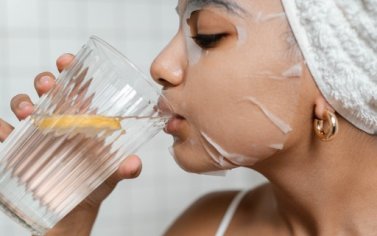 Suco de babosa para tratar acne. Entenda a nova mania de beleza das redes sociais - Revista Marie Claire | Beleza