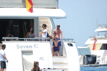 Inside the Luxurious World of Lionel Messi: Relaxing on a Yacht That Costs a Fortune