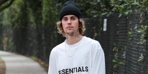 Justin Bieber poses with wife Hailey and all 4 siblings in rare family pics