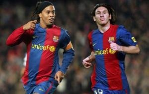 Ketika Ronaldinho Mengajari Lionel Messi Cara Bermain Tiki Taka Layaknya Seorang Ayah : Okezone Bola