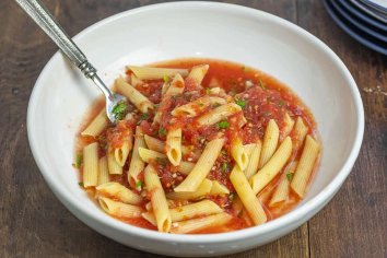 5-Ingredient No-Cook Tomato Sauce | The Mediterranean Dish