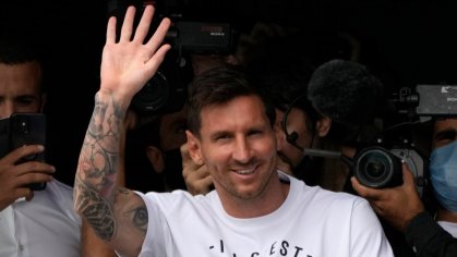 Messi Gets Hero's Welcome in France After Agreeing to Join Paris Saint Germain