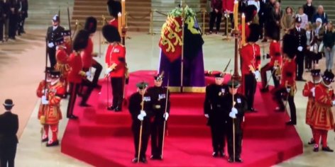 Un guardia de honor se desmaya delante del ataúd de la Reina Isabel