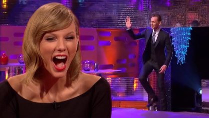 Tom Hiddleston Surprises Taylor Swift on The Toonight Show! - YouTube