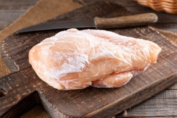 Cómo cocinar una pechuga de pollo sin descongelarla previamente: del congelador a la mesa