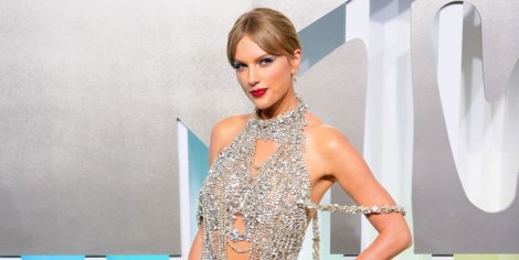 Watch Taylor Swift's Backstage Video of Her Dazzling VMAs Look