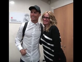 La increÃ­ble reacciÃ³n de Julia Roberts con Cristiano Ronaldo y Lionel Messi - YouTube