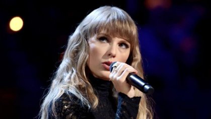 Taylor Swift Performs 10-Minute Version of ‘All Too Well’ on ‘SNL’ (Video)