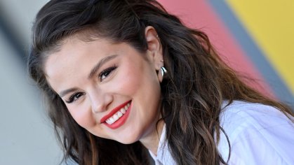 Selena Gomez's Curly Pony Is a Perfect Summer Style for Shorter Hair â See Photos | Allure