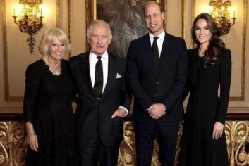 Rei Charles 3º aparece em primeira foto oficial da realeza ao lado da rainha consorte