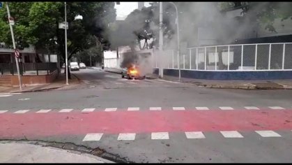 VÍDEO: Carro pega fogo perto de posto de combustíveis, no Recife | Pernambuco | G1