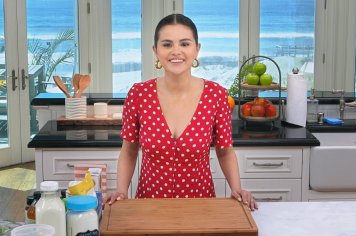 Selena Gomez Was a ‘Disaster’ in the Kitchen Before ‘Selena + Chef’ – Billboard