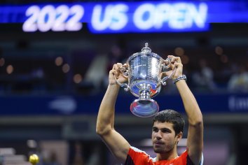 Carlos Alcaraz wins US Open for 1st Slam title, top ranking | AP News