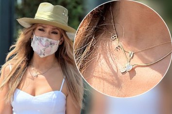 Jennifer Lopez now wearing necklace with Ben Affleck's name