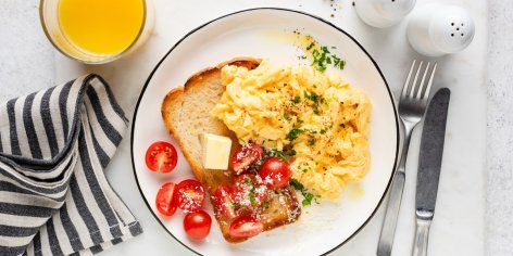 How to Cook Scrambled Eggs That Taste Better Than Your Favorite Brunch Spot | SELF