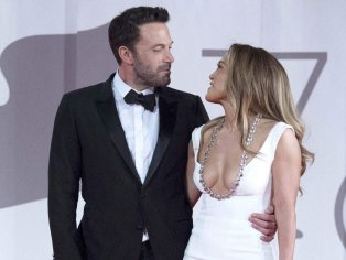 Dlisted | Jennifer Lopez Serenaded Ben Affleck With A New Song At Their Most Recent Wedding