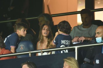 Lionel Messi avec son Ã©pouse Antonela et leurs enfants au Parc des Princes