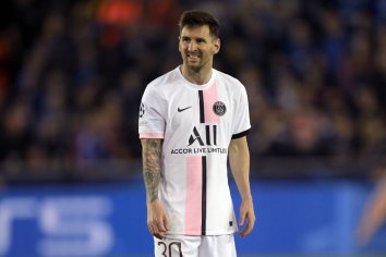 Video: New Angle Shows Messi in Clear Discomfort With Left Knee Moments Before Being Subbed Off vs. Lyon - PSG Talk