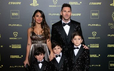 Lionel Messi faz aparição rara no tapete vermelho ao lado da esposa e dos 3 filhos - Vogue | celebridade