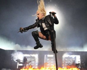 Lady Gaga: Tour-Start in Düsseldorf mit irrer Show und Emotionen | Express