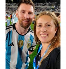 Lionel Messi, un homme humble ? Il aide une fan à se faire photographier