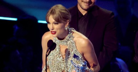 Taylor Swift at MTV VMAs 2022: Photos | POPSUGAR Entertainment