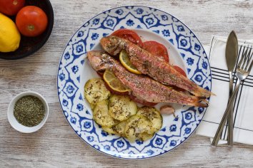 Salmonetes al horno provenzales con calabacín: receta saludable muy fácil para cenar o comer bien sin esfuerzo