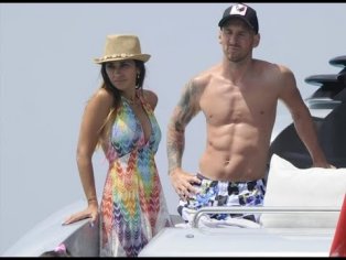 Lionel Messi Shows Off Shredded Abs On Vacay With Wife And Luis Suarez - YouTube
