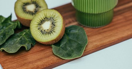 Saiba como preparar um suco simples de kiwi que ajuda no rejuvenescimento da pele â Nova Mulher
