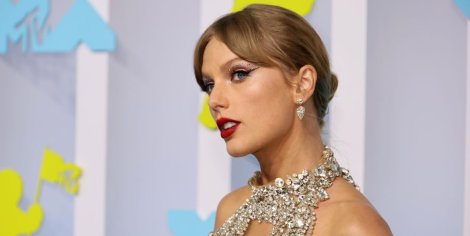 Taylor Swift Wears Silver Mini Dress at MTV VMAs in 2022