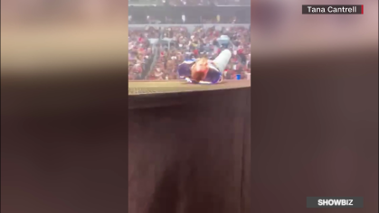 Video | Post Malone cae por un hueco en el escenario durante su concierto