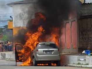 Carro pega fogo perto da Feirinha do Tabuleiro, em Maceió | Alagoas | G1