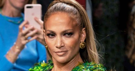 Jennifer Lopez Versace Green Dress Makeup, Hair How-to