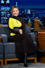 Lili Reinhart Gleams in Colorblock Tory Burch Dress for ‘Jimmy Fallon’ – WWD