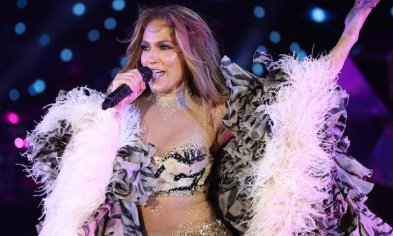 Jennifer Lopez returns to the stage for first performance after romantic honeymoon