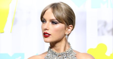 Taylor Swift announces new album as she wins two awards in surprise MTV VMA appearance - Mirror Online