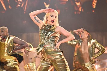 Lady Gaga llora tras interrumpir su concierto final en Miami en medio de tormenta eléctrica – Billboard