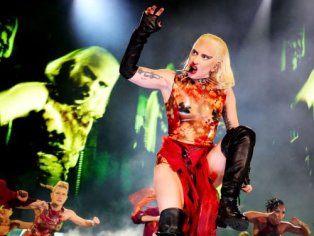 Lady Gaga Posts Tearful Apology After Lightning Cuts Short Miami Show – Rolling Stone