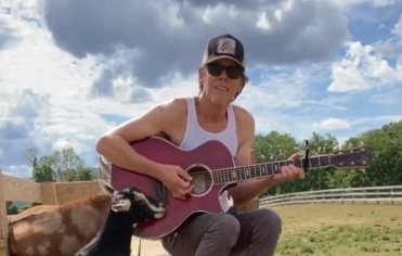 Watch Kevin Bacon perform BeyoncÃ©'s 'Heated' to a couple of goats